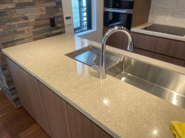 東京都文京区小石川でキッチンのガラスコーティングを行いました。【施工事例139】