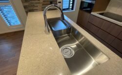 東京都文京区小石川でキッチンのガラスコーティングを行いました。【施工事例139】