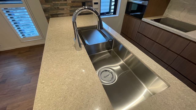 東京都文京区小石川でキッチンのガラスコーティングを行いました。【施工事例139】