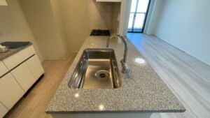 東京都立川市泉町でキッチンのガラスコーティングを行いました。【施工事例141】