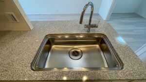 東京都立川市泉町でキッチンのガラスコーティングを行いました。【施工事例141】